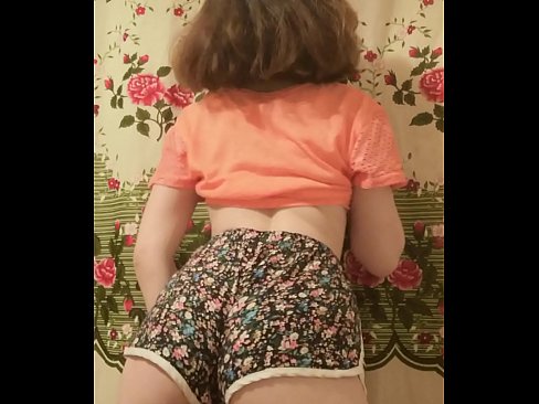❤️ Nwa ọhụrụ sexy na-eyipụ uwe mkpirisi ya na igwefoto Ihe gba ọtọ  ❌️❤